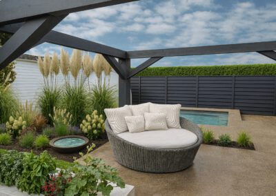 eleganter Garten mit Pergola und Pool von deinlieblingsgarten